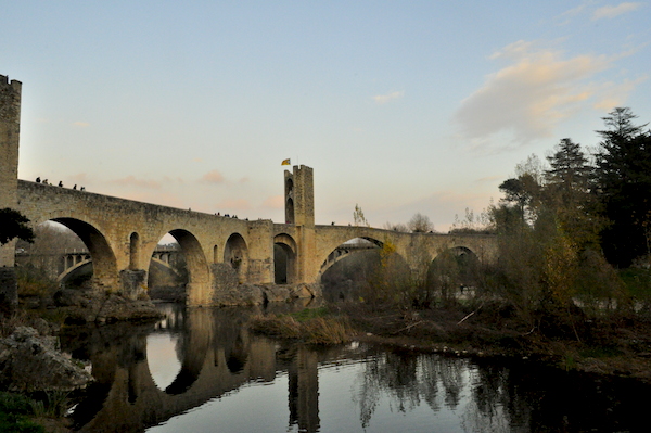 Besalú es, sin duda, uno de los pueblos medievales más bonitos de Cataluña. Un viaje de un día perfecto desde Barcelona, ¡visita este y muchos otros hermosos pueblos perdidos en el tiempo!