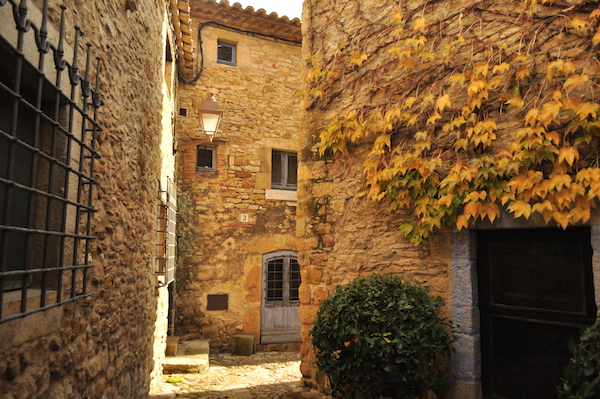 Peratallada es uno de nuestros pueblos medievales favoritos de Cataluña. ¡Los caminos empedrados están llenos de rincones escondidos y encanto medieval!