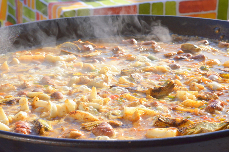 No hay nada como ver salir vapor de una paella recién hecha. ¡Encuentra nuestros lugares favoritos para comer este delicioso plato de arroz español! ¡Vea más aquí si está pensando en algunos de los mejores lugares para comer paella en Barcelona!