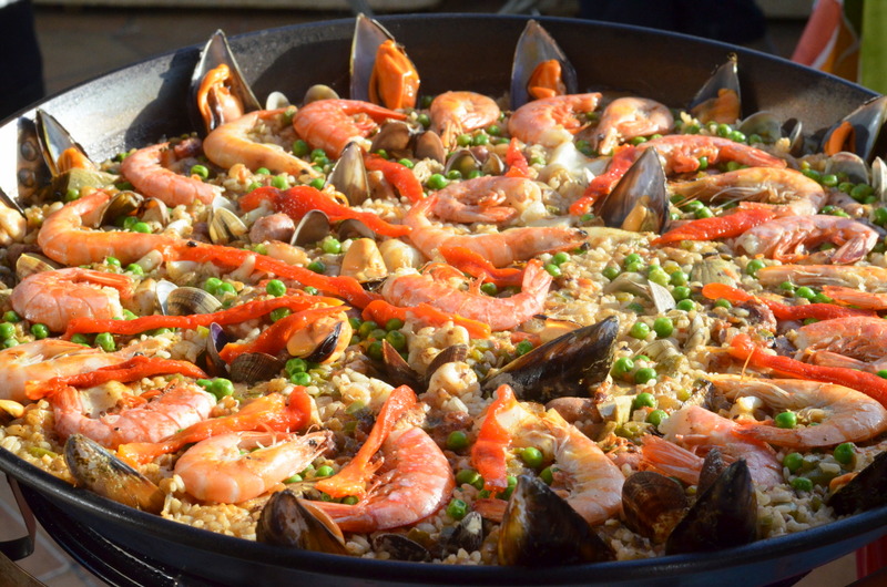 ¡Mmm! Una deliciosa paella mixta, con marisco, carne y verduras. La paella viene en muchas formas, ¡pero las amamos todas!
