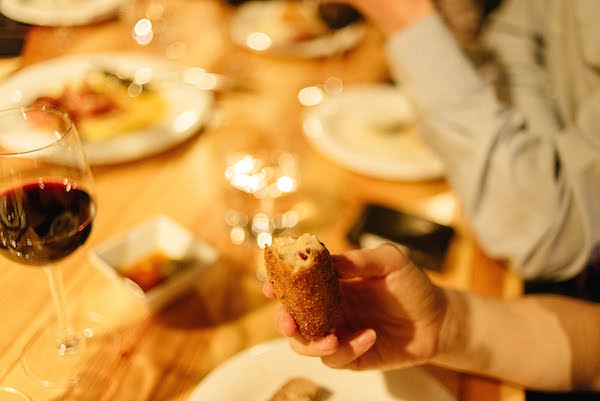 Nos encantan las tapas en El 3 de Oro, ¡y también sirven algunas de las mejores paellas de Sevilla!