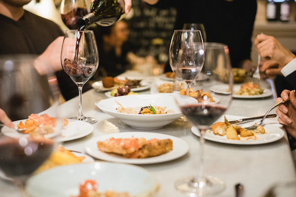 ¡Asegúrate de probar algunos vinos catalanes mientras disfrutas de unas tapas en Barcelona!