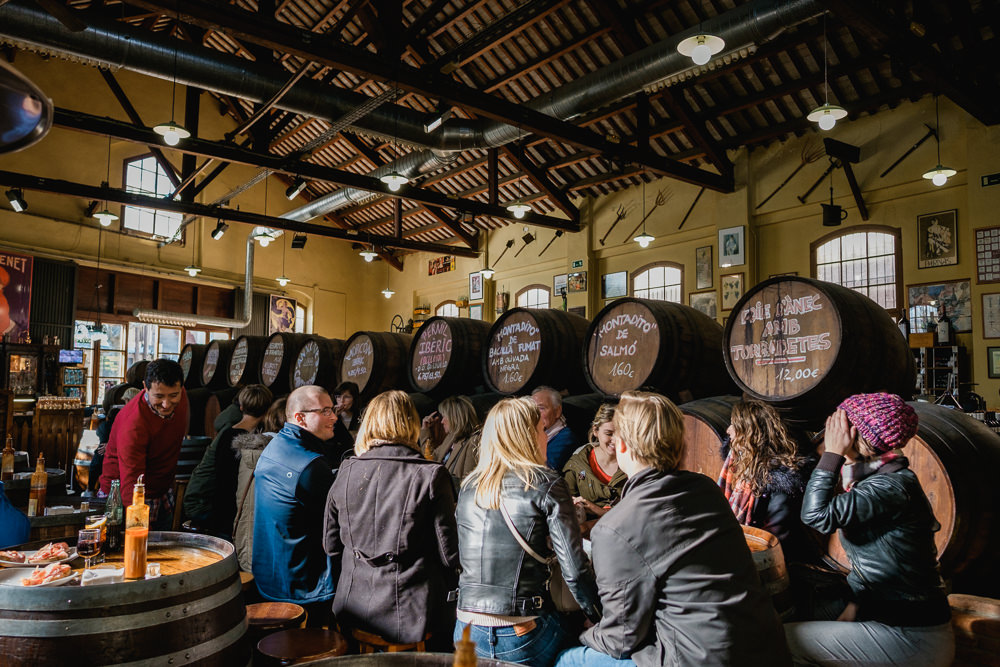 ¿Qué mejor manera de beber vino en Barcelona y luego salir de la ciudad por el día? ¡Una parada encantadora para comer algo en nuestra excursión de un día a la bodega de la granja a la mesa!