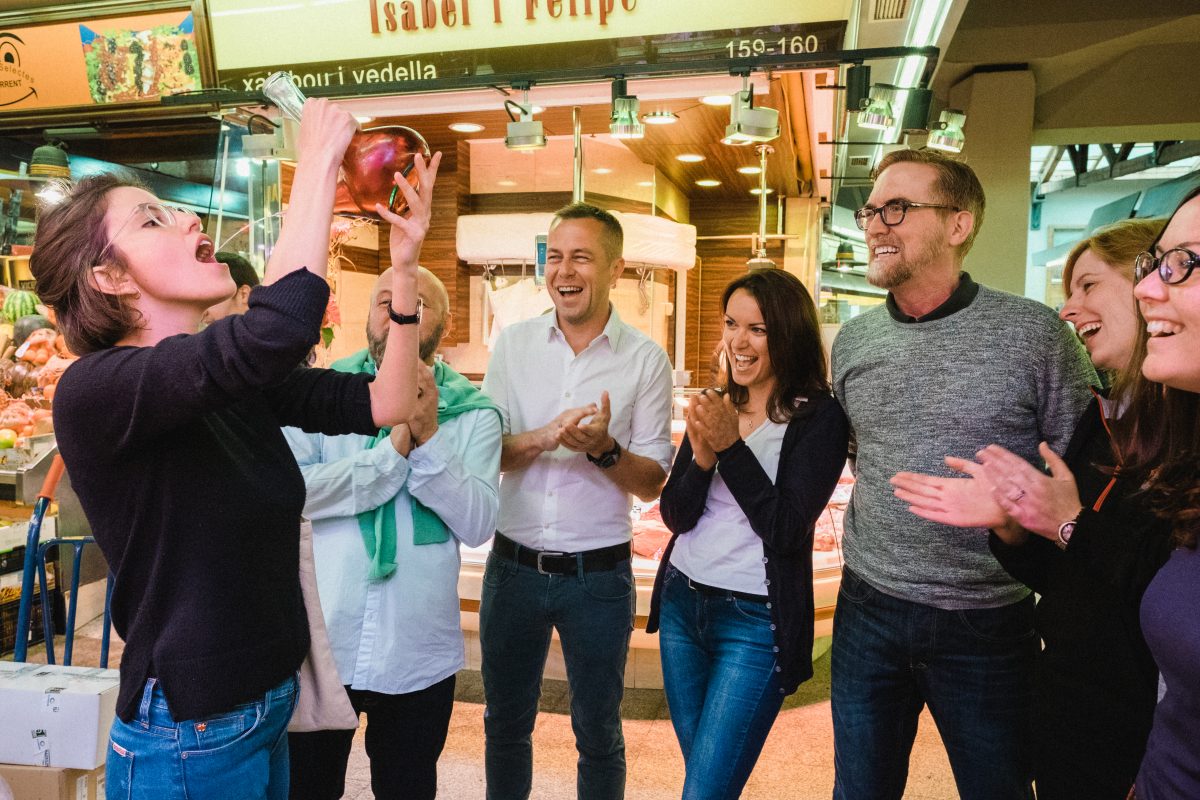 ¿Una de las experiencias más singulares para los amantes del vino en Barcelona? ¡Domina el porrón!