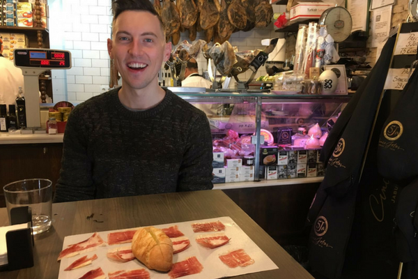 ¡Conoce a nuestro guía de Devour Sevilla, David, en esta entrevista que te llevará dentro de su vida en la capital del sur de España!