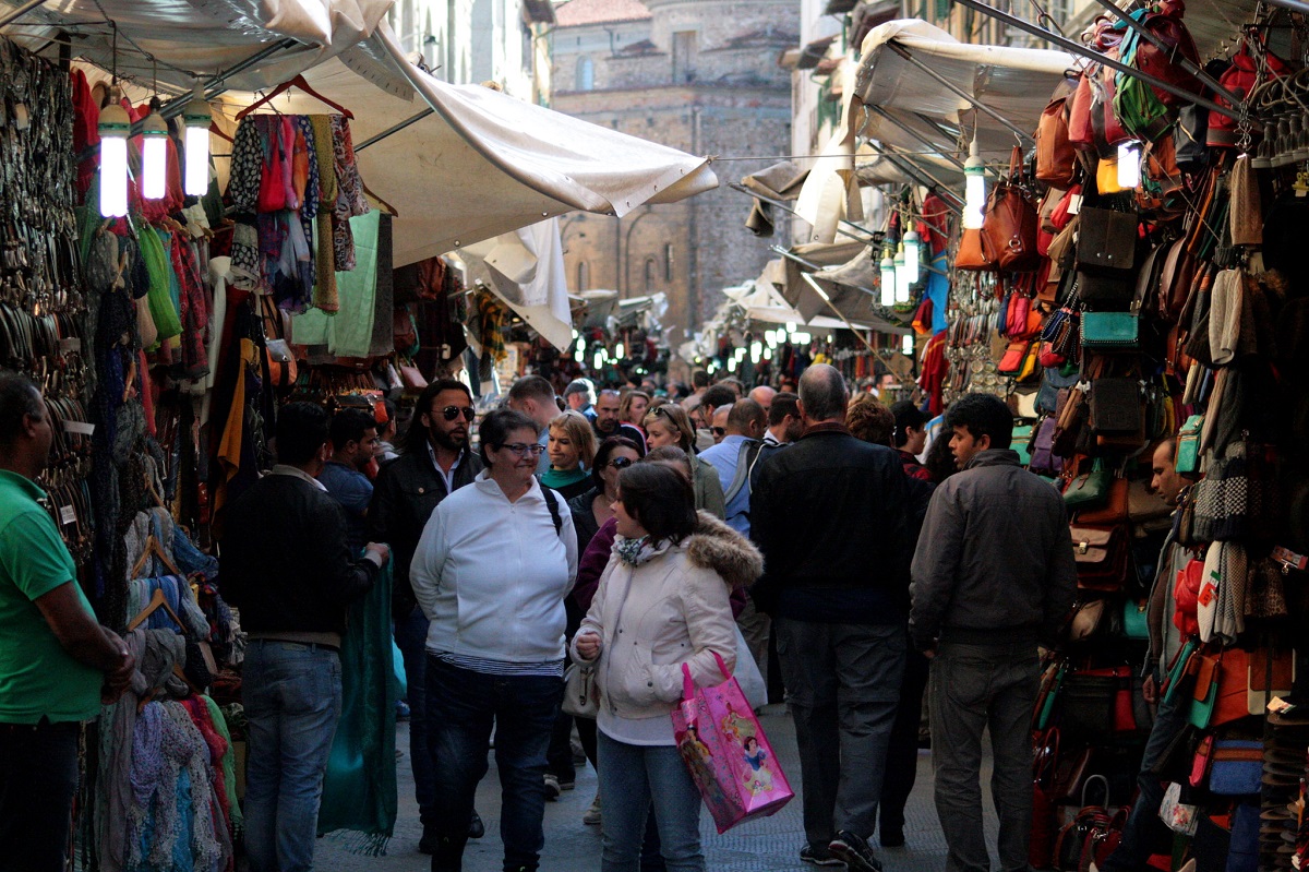 Compradores en Florencia echan un vistazo a un concurrido mercado de pulgas al aire libre