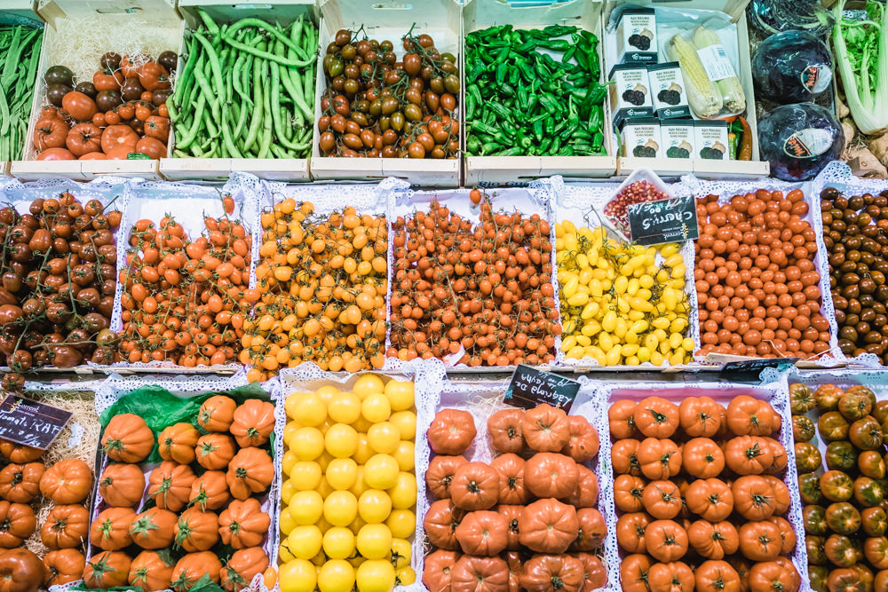 ¡Descubre excelentes productos locales en uno de los mercados de visita obligada de Barcelona!