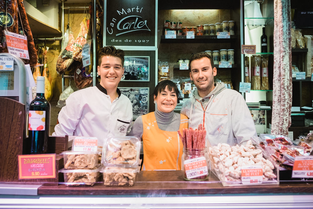 Nuestro recorrido por el mercado de alimentos en Barcelona le brinda la oportunidad de conocer a los vendedores que han vendido con orgullo los productos de su familia durante generaciones.