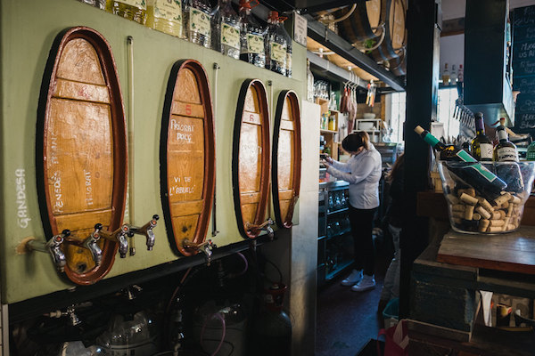 ¡Descubre cómo beber vino como un local en Barcelona!
