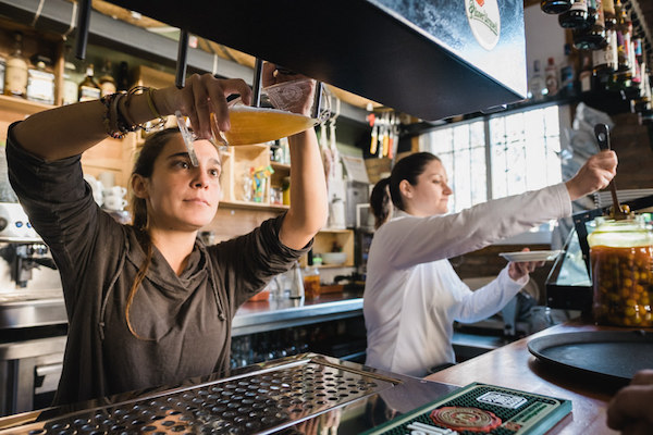 ¡Asegúrate de comer como un local durante tus 24 horas en Barcelona! Recomendamos salirse de los caminos trillados en un bar o restaurante en la Barceloneta.
