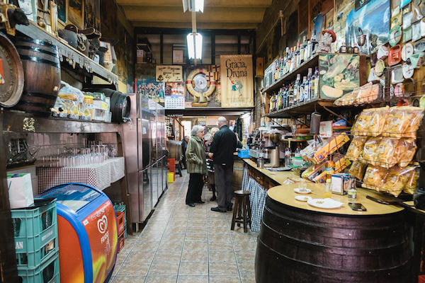 ¡Nos encantan nuestras bodegas locales! ¡Ven, y cómo beber vino como un barcelonés con nosotros!