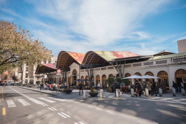 ¿Te estás preguntando dónde comer en el Born? ¡Visita este gran mercado local y visita el Bar Joan!