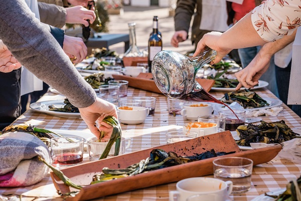 Los calçots de Barcelona maridan maravillosamente con una salsa romesco de nuez y vino tinto catalán de porró