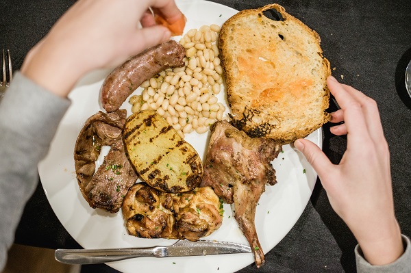 ¡Una de las mejores partes de comer calçots en Barcelona es el increíble plato de carne a la parrilla catalana que lo acompaña!