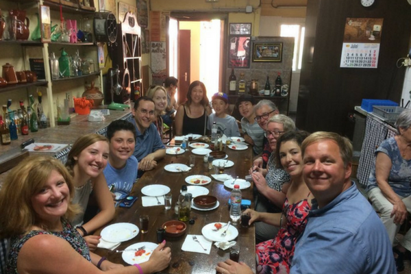 Si estás buscando una de las mejores cosas que hacer en Gracia, ¿por qué no vienes a uno de nuestros Food Tours?