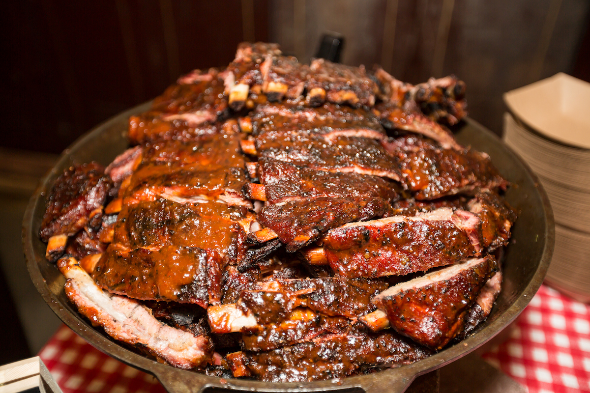 Un plato grande de costillas a la barbacoa