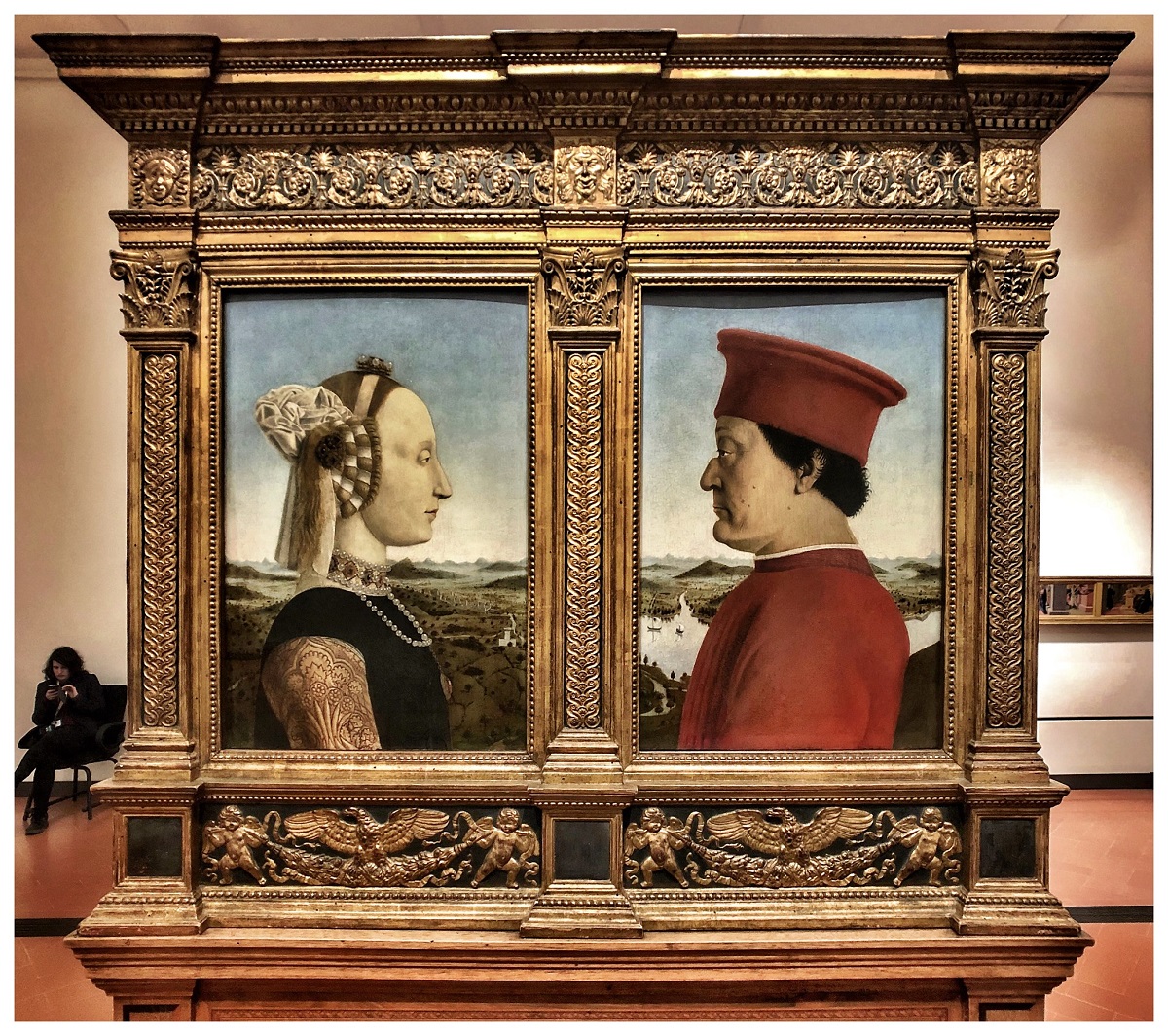Dos retratos de espejo de un hombre y una mujer vestidos con ropa vieja dentro de marcos de retratos de madera