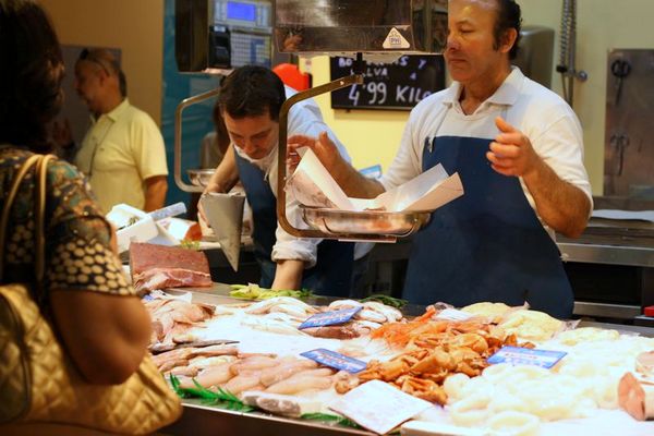 Hay algunos grandes mercados locales de alimentos en Sevilla, ¡pero tenemos una opción! No importa qué mercado elija, encontrará una gran cantidad de diferentes tipos de pescados y mariscos, como este.