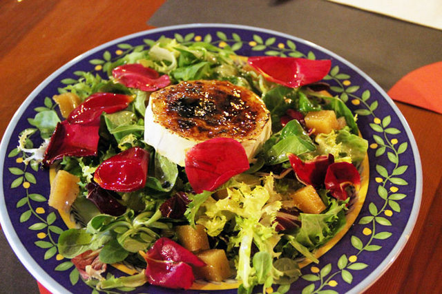 ¡La deliciosa ensalada de flores y queso de cabra de La Habanita es una gran opción vegetariana!