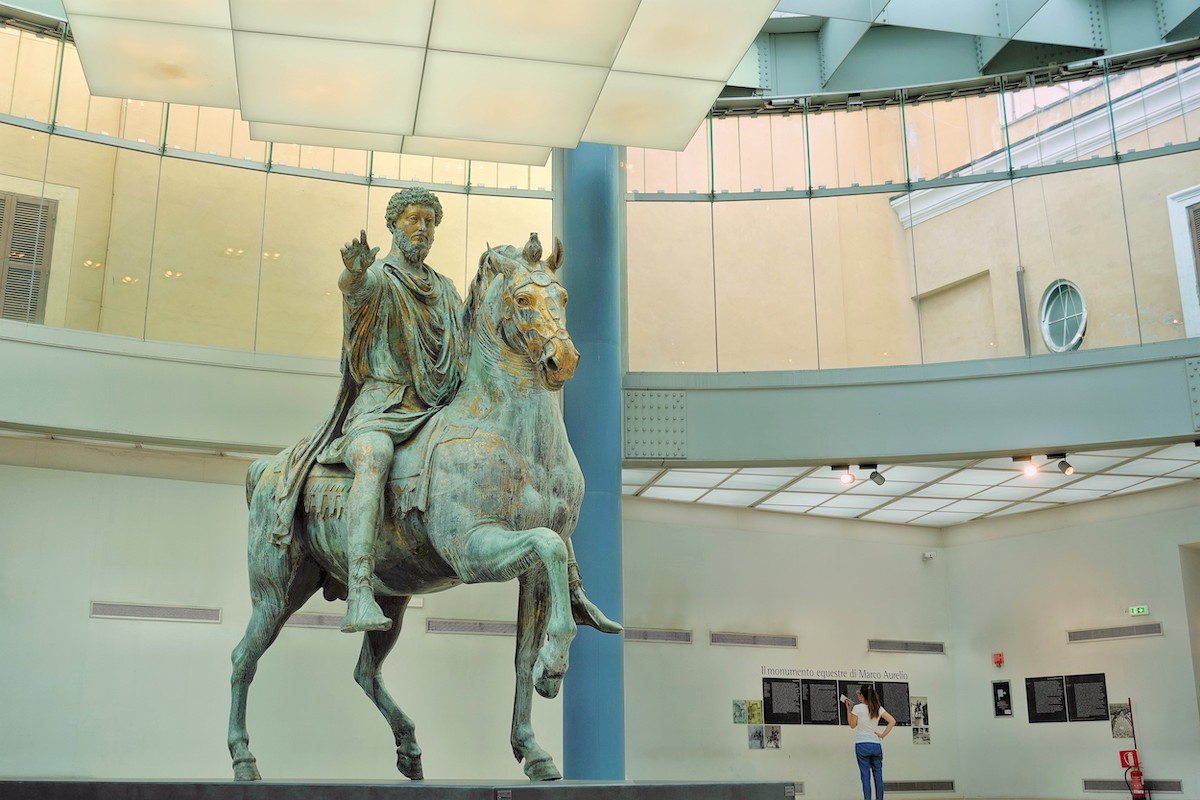 Una estatua de bronce de un emperador romano a caballo