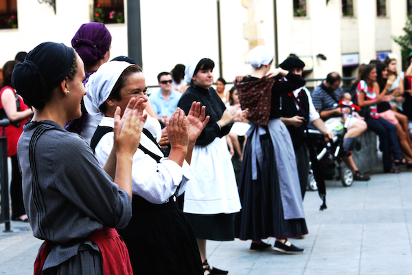 Euskal Jaiak es una semana que celebra las tradiciones y la cultura vasca. ¡Es una de nuestras fiestas favoritas en San Sebastián!