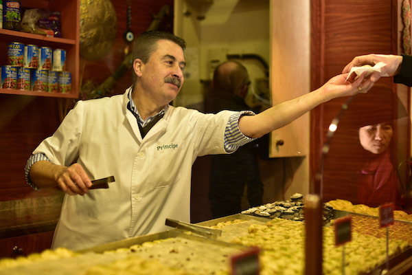 Asegúrese de tomarse un tiempo para la merienda durante sus 24 horas en Barcelona. ¡Recomendamos Pastisseria Príncipe en Gracia!