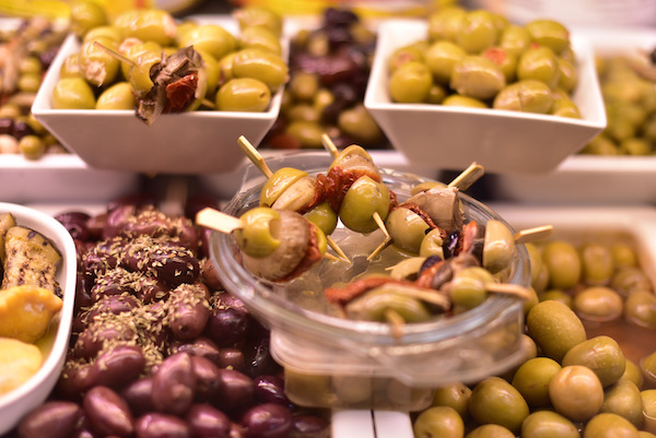 ¡Nuestro recorrido por los mercados gastronómicos de Barcelona incluye la degustación de productos tradicionales como estas deliciosas aceitunas!