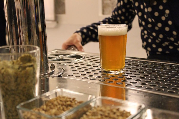Fábrica Maravillas es uno de nuestros lugares favoritos para la cerveza artesana en Madrid. ¡Nos encantan sus cervezas caseras!