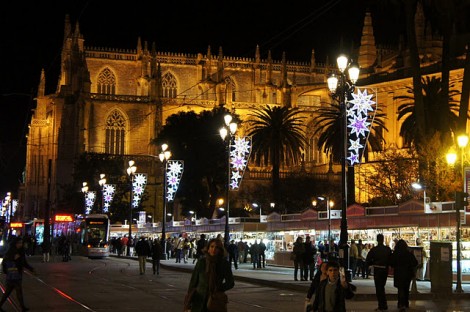 Sevilla puede ser más conocida por sus veranos bochornosos, pero es igual de mágica en los meses más fríos. ¡Aquí te detallamos 8 razones para visitar Sevilla en invierno! ¡La Feria del Belén es uno de los Mercados de Navidad dedicados a la venta de figuritas de belén más grandes de España!