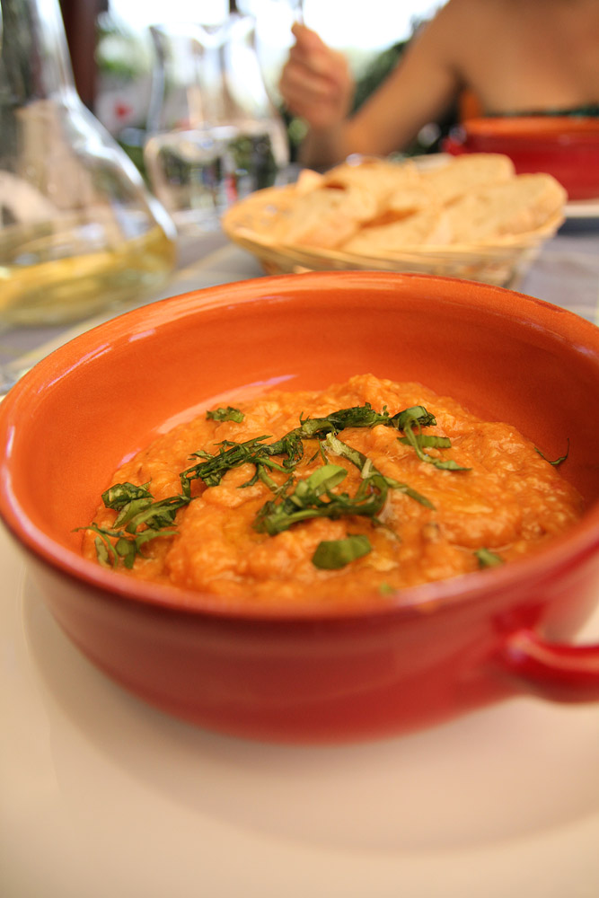 Pappa al pomodoro es un famoso plato local elaborado con pan toscano.