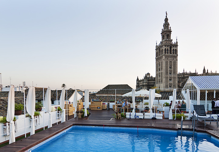 Fontecruz Hotels es uno de nuestros hoteles favoritos en Sevilla, principalmente por la piscina y esas increíbles vistas desde la Giralda.