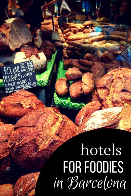 Para los amantes de la comida en casa, aquí están los mejores hoteles en Barcelona, ​​¡todos relacionados con la comida! Es una de las mejores partes de viajar, ¿verdad? Y sobre todo la comida en Barcelona, ​​porque es de las mejores!