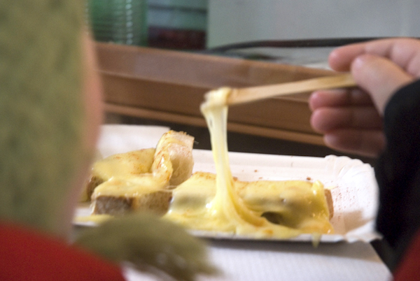 La raclette es una comida navideña típica francesa en los mercados.