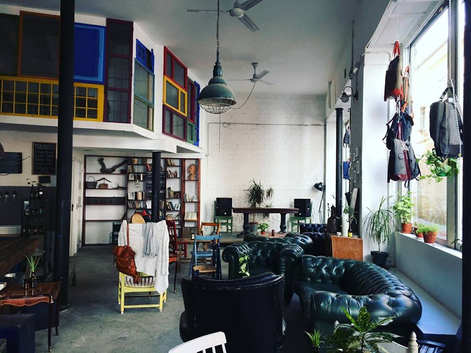 Una de las mejores cosas de este acogedor café en Sevilla es cómo combina muebles suaves con accesorios modernos, ¡tan inusual!