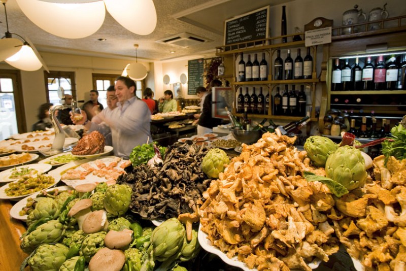 Cuando estés deambulando y preguntándote dónde comer en el casco antiguo de San Sebastián, entra en Ganbara y ¡no te arrepentirás!