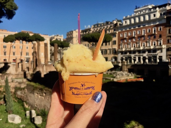 Tazón de helado de frutas frente a Largo Argentina en Roma.