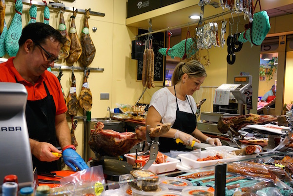 Gema (y su experto en jamón David) trabajando duro en Corta y Cata en el Mercado de Encarnación.