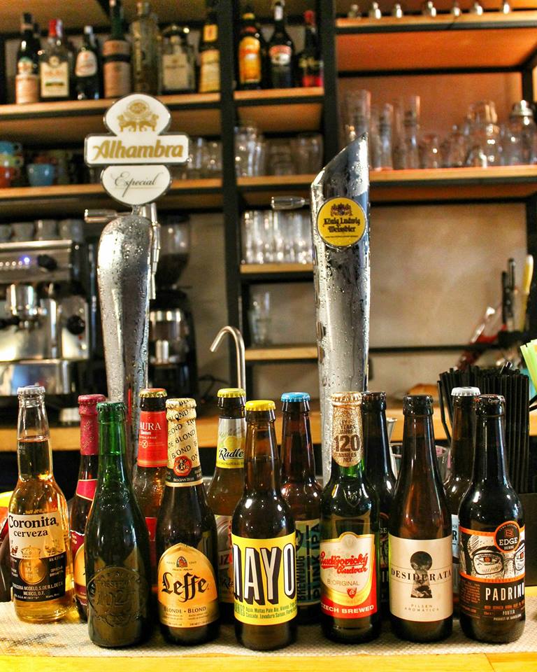 Gigante Bar es un lindo café durante el día, y un excelente cóctel o cerveza artesanal por la noche, ¡algo para todos! Definitivamente si buscas cerveza artesana en Sevilla
