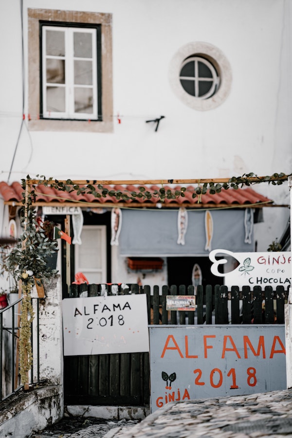 Un letrero en el barrio de Alfama de Lisboa anuncia ginja servida en una taza de chocolate.