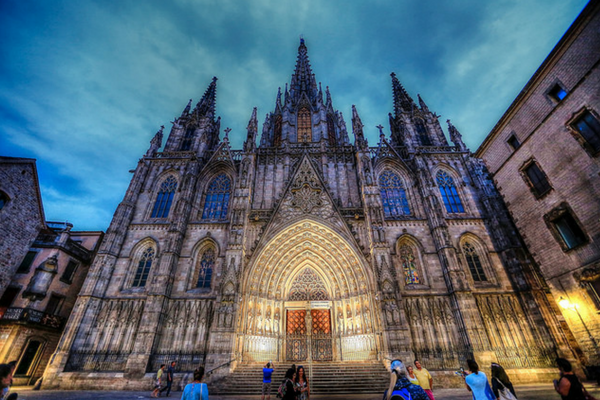 La hermosa catedral en el Barrio Gótico de Barcelona está justo al lado de algunos de los mejores hoteles gastronómicos de Barcelona.