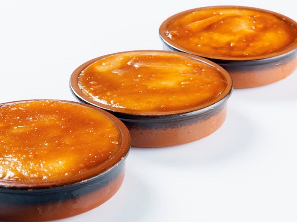 Es un plato dulce, tradicional y postre típico del País Vasco. ¡Adentro hay crema batida, seguida de una capa de bizcocho aireado cubierto con una cucharada de crema pastelera caramelizada!