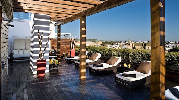 Uno de los mejores hoteles de lujo en Sevilla se encuentra en el barrio de El Arenal, donde encontrarás esta vista de 360 ​​grados de la ciudad.