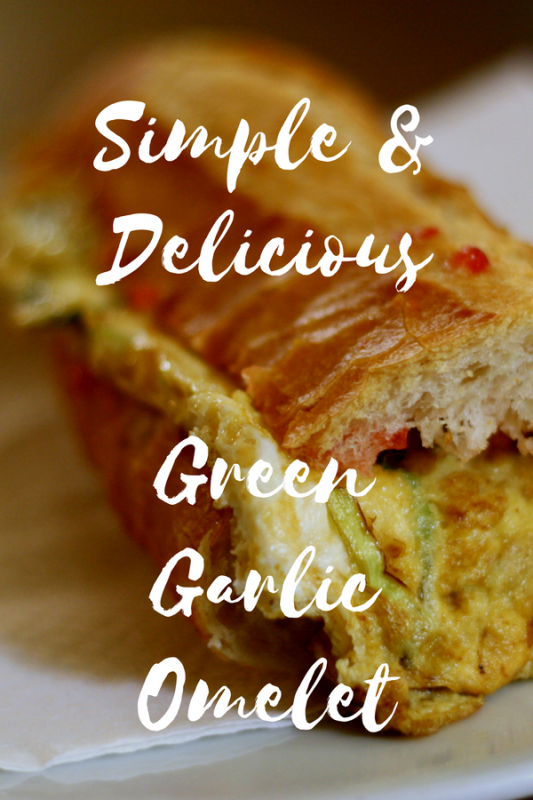 La tortilla, o "Tortilla" Es un alimento básico de la cocina española. Aquí hay una receta de nuestra versión favorita de este plato tradicional con un toque diferente: ¡una tortilla de ajo verde! Es perfecto para el desayuno o la cena, y no podría ser más fácil. ¡Solo un bocado de este plato auténtico y vegetariano y te sentirás como si estuvieras en España! #tapas #foodie #desayuno #ideas #foodblog #barcelona #spain