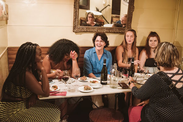 Nuestro último consejo para comer como un local en París: ¡saborea cada momento alrededor de la mesa en buena compañía!