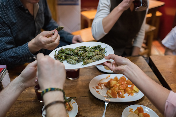 ¡Consulta nuestra guía vegetariana de Sevilla para conocer algunas deliciosas recomendaciones de tapas sin carne!
