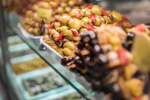 ¡Nos encantan las deliciosas banderillas de Aceitunas el Puente, una de las mejores tiendas de aceite de oliva de Sevilla!