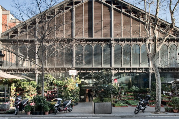 ¡Uno de los mercados de alimentos históricos más hermosos de Barcelona también se encuentra en un hermoso edificio! 