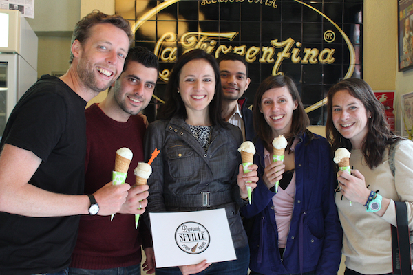 ¡Disfruta de la compañía (¡y del helado!) en nuestro tour gastronómico Sabores, Tapas y Tradiciones por Sevilla!
