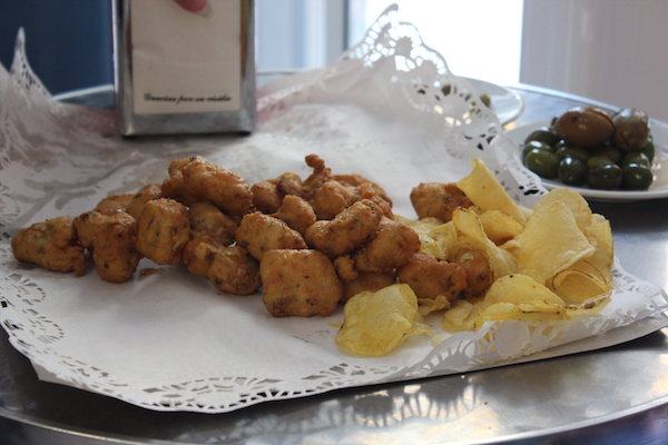 Pescaíto frito, una de las comidas más típicas de Sevilla. ¡Para obtener más ideas deliciosas, consulte nuestra Guía de viajes definitiva a Sevilla!