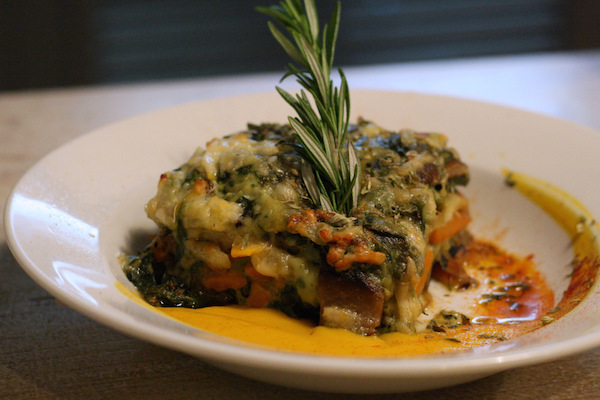 ¡También nos encantan las tapas vegetarianas! Esta deliciosa lasaña vegetariana de Mechela Restaurante es una de nuestras tapas gourmet favoritas en Sevilla.